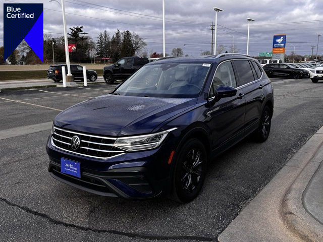 Used 2024 Volkswagen Tiguan SE w/ Panoramic Sunroof Package image 1