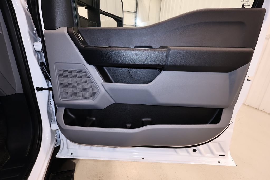 Certified 2025 Ford F550 4x4 Regular Cab Super Duty image 23
