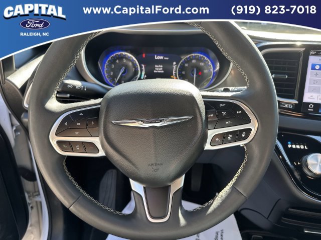 Used 2025 Chrysler Pacifica Select FWD image 24