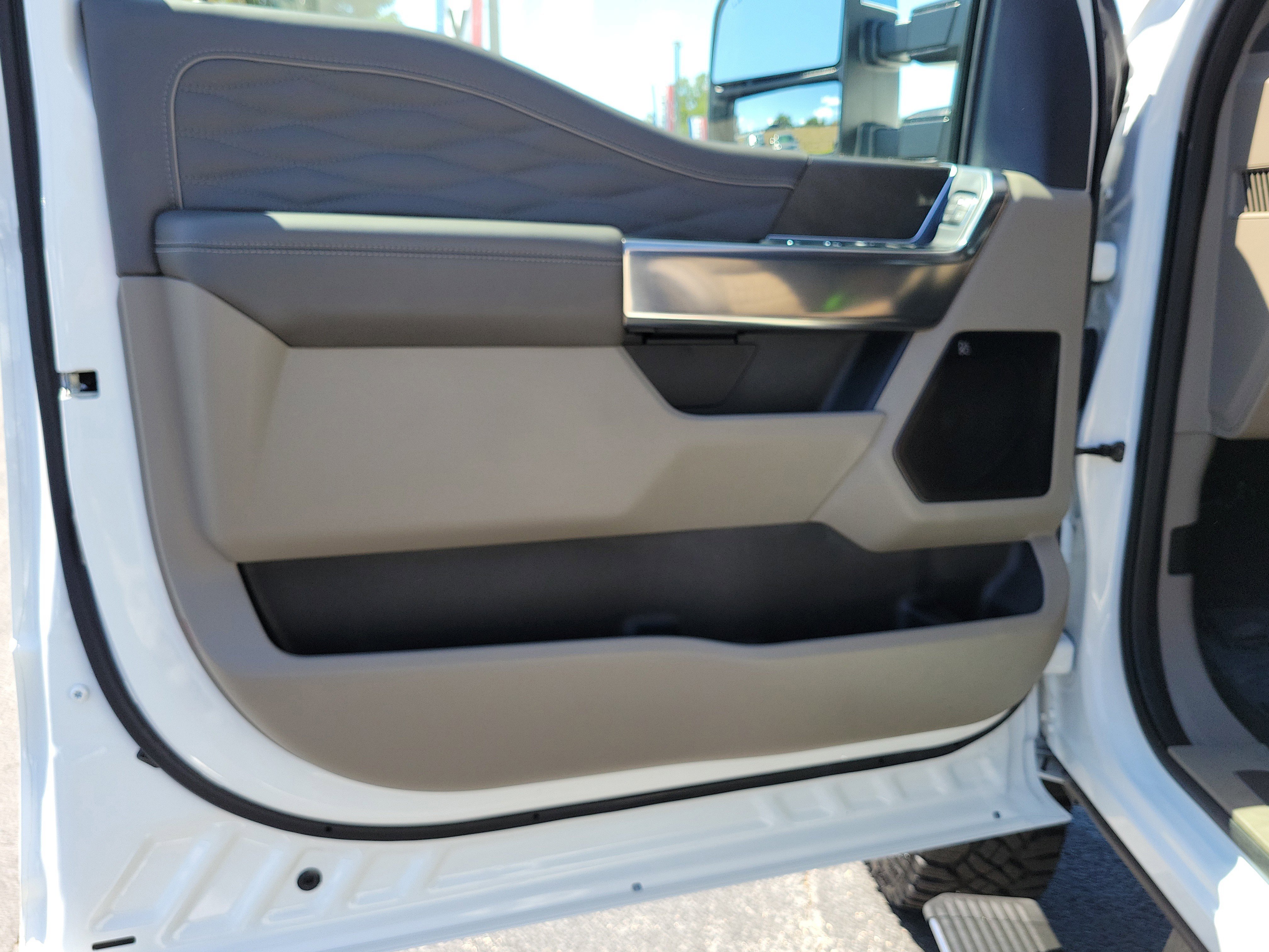Certified 2025 Ford F250 Platinum w/ Platinum Plus Package AWD/4WD image 18