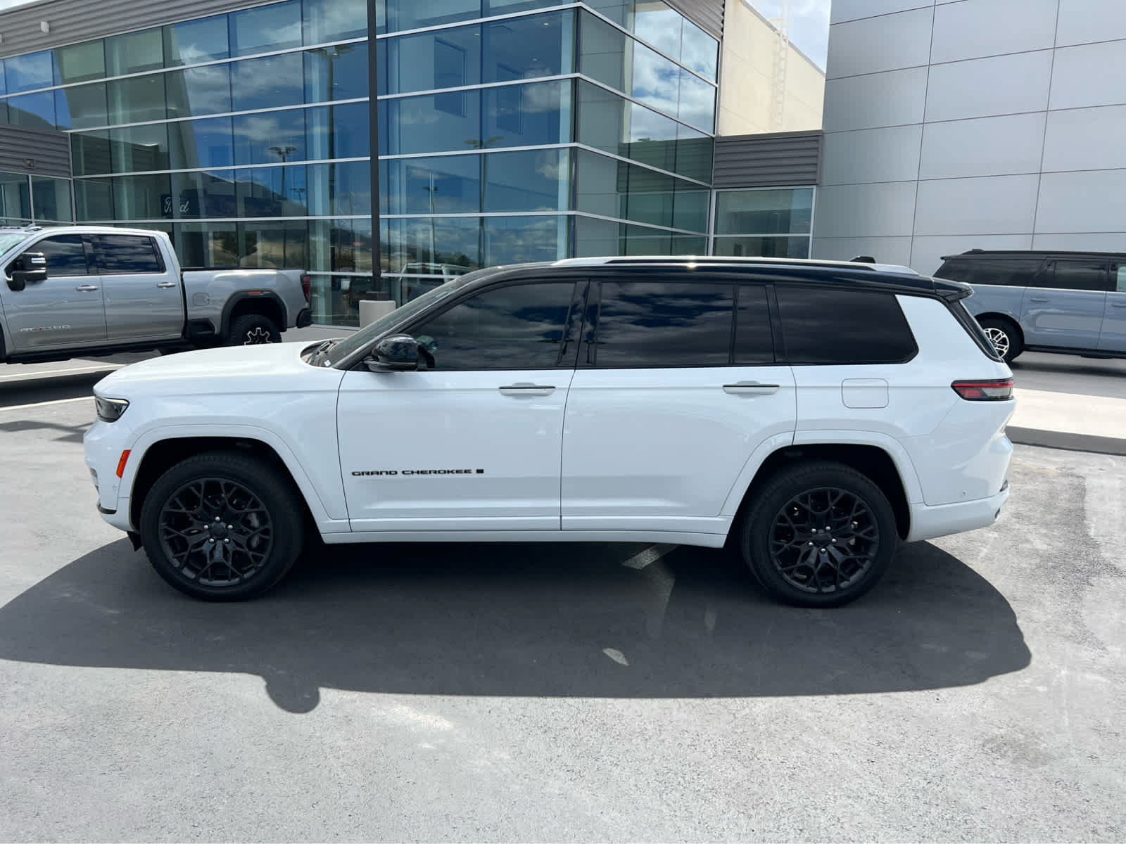 Used 2023 Jeep Grand Cherokee L Summit w/ Advanced Protech Group IV AWD/4WD image 13