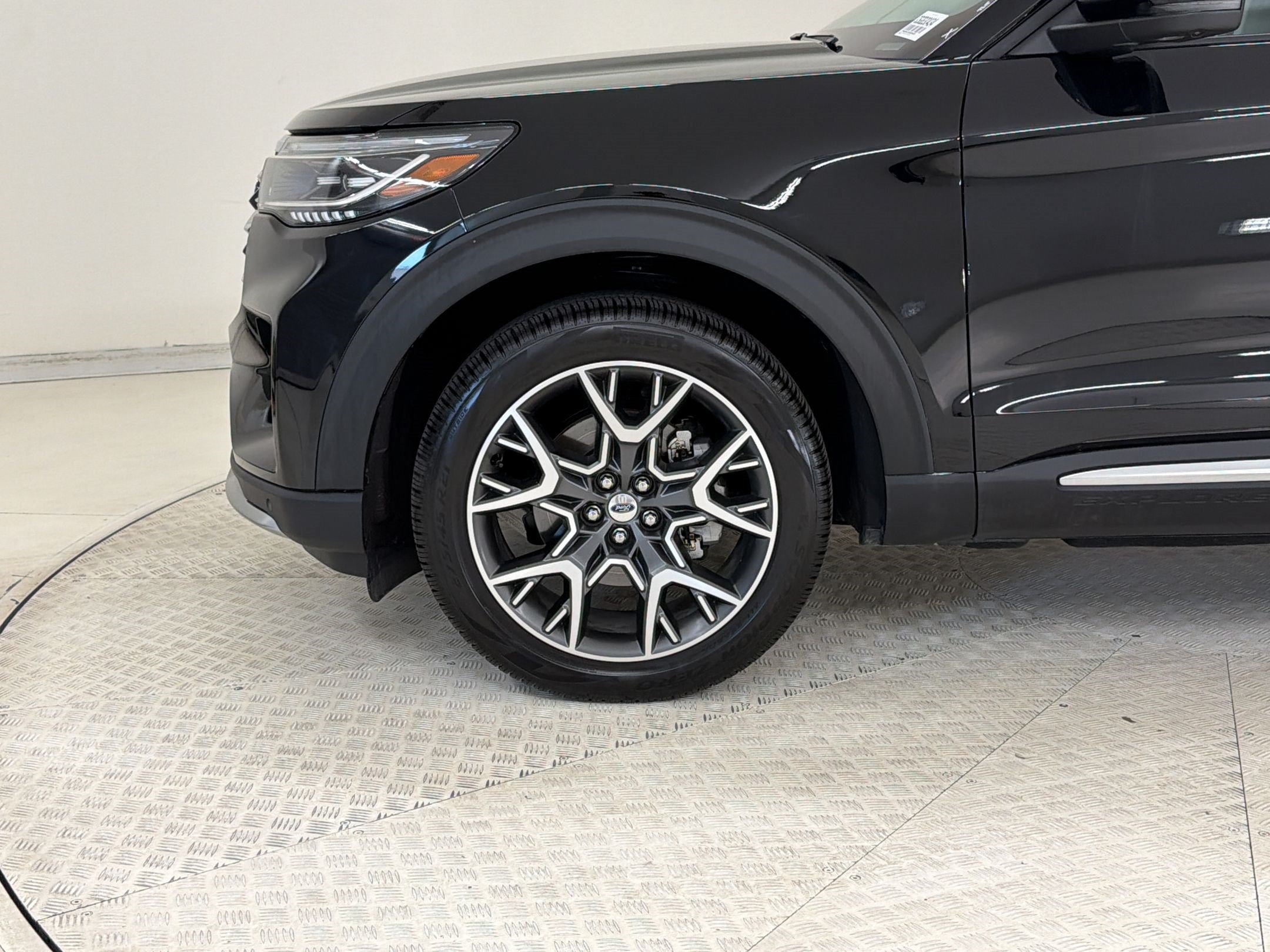 Certified 2025 Ford Explorer Platinum w/ Ultimate Package AWD/4WD image 12