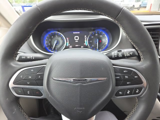 Used 2023 Chrysler Pacifica Touring-L FWD image 40
