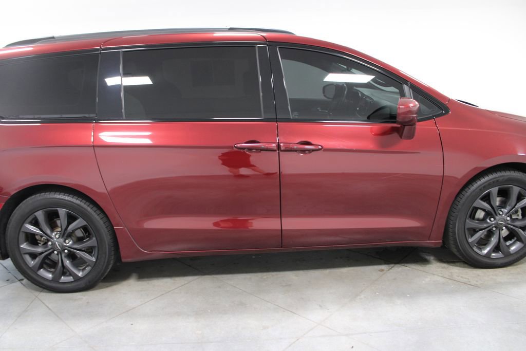 Used 2018 Chrysler Pacifica Touring-L w/ Premium Audio Group FWD image 12