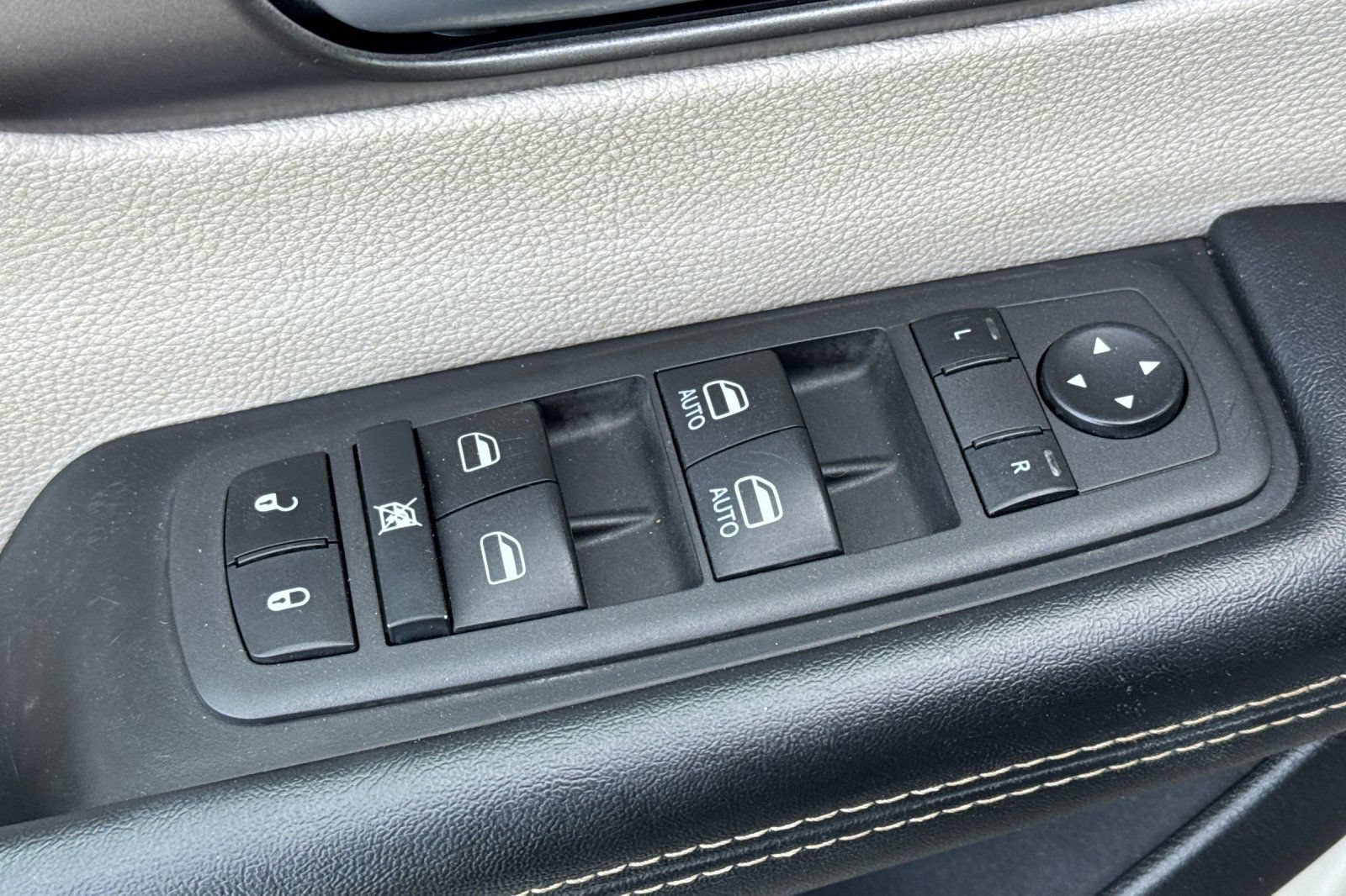 Used 2022 Chrysler Pacifica Touring-L FWD image 17