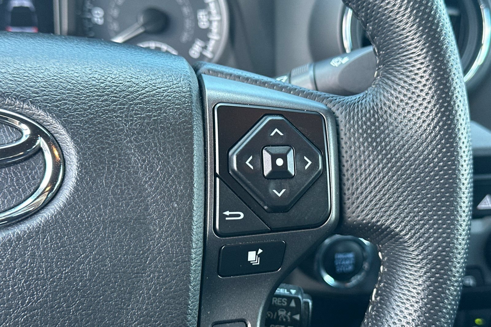 Used 2023 Toyota Tacoma TRD Off-Road w/ Technology Package AWD/4WD image 38