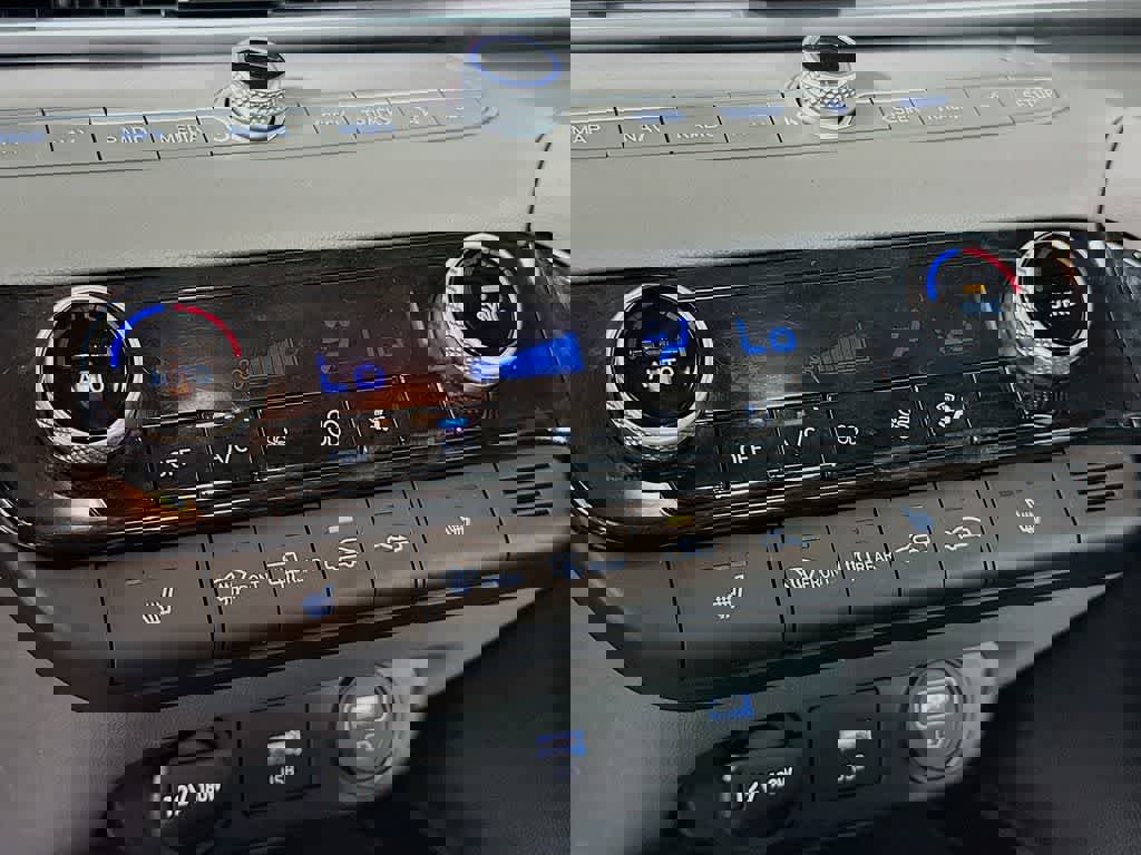 Used 2023 Hyundai Elantra SEL w/ Convenience Package image 16