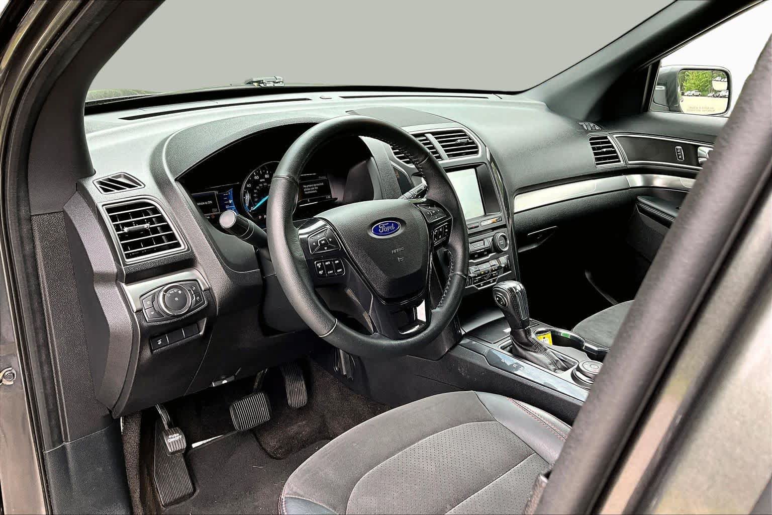 Certified 2018 Ford Explorer XLT w/ Equipment Group 202A AWD/4WD image 18