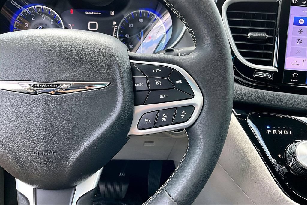 Used 2023 Chrysler Pacifica Touring-L FWD image 19