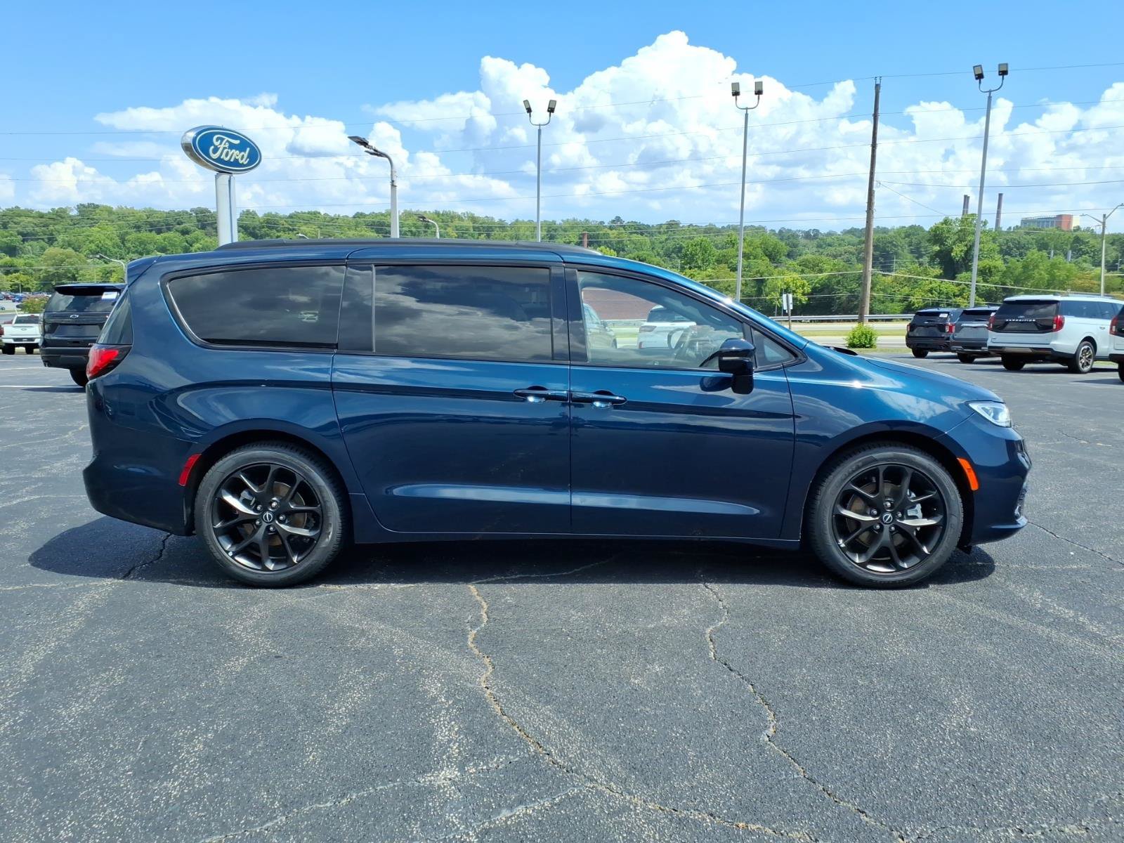 Used 2025 Chrysler Pacifica Limited FWD image 8