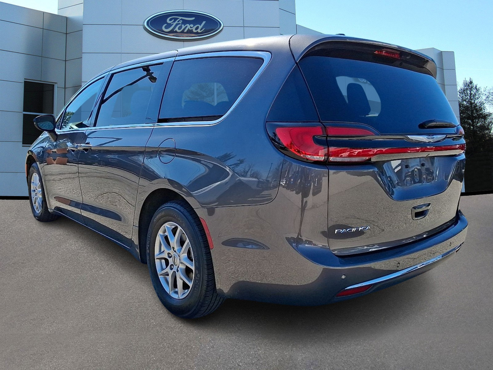Used 2023 Chrysler Pacifica Touring-L FWD image 5