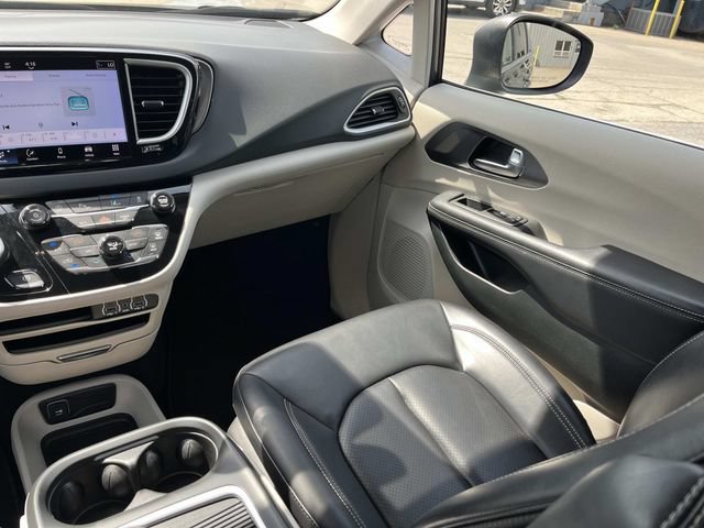 Used 2023 Chrysler Pacifica Touring-L FWD image 14