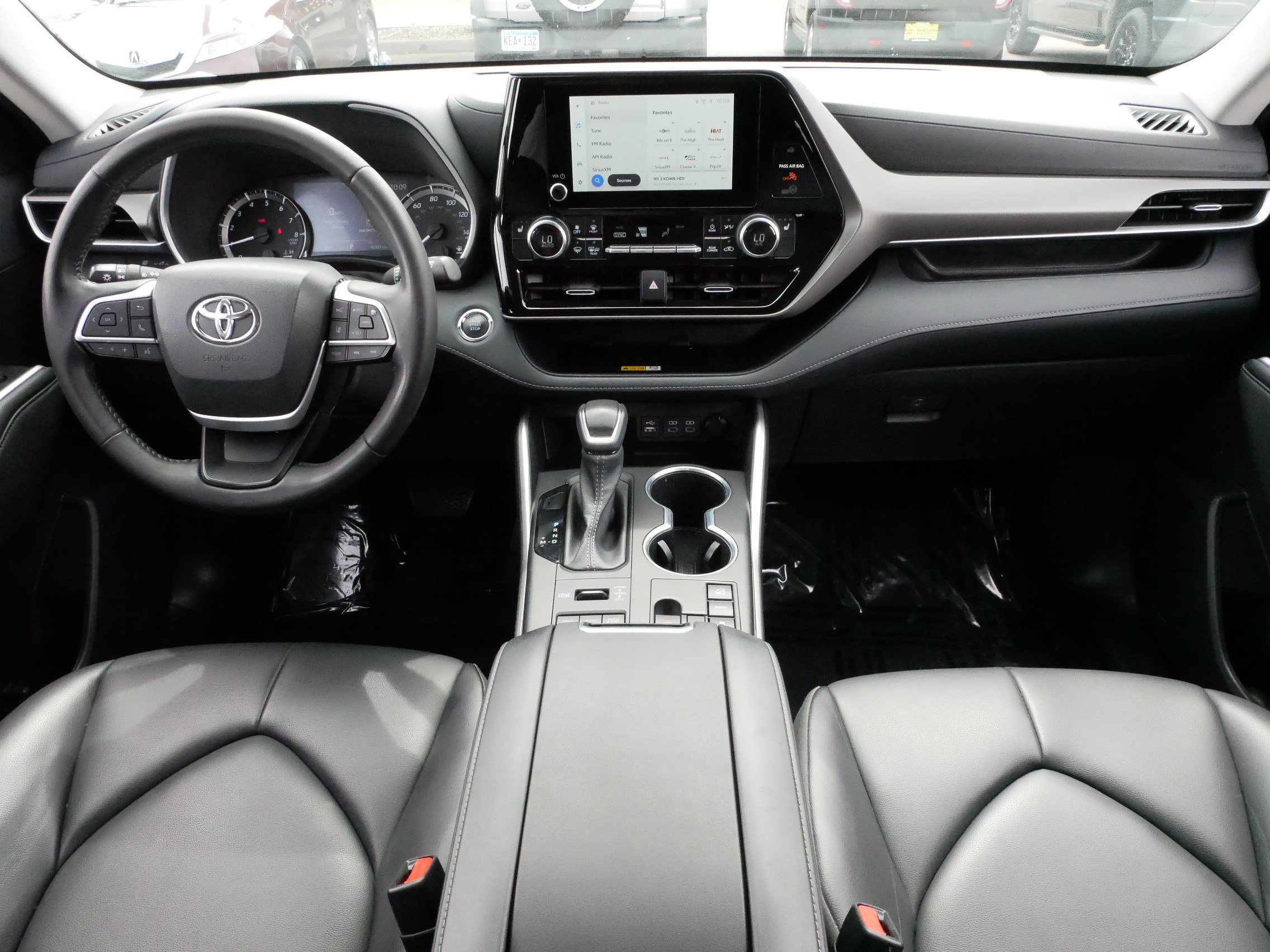 Used 2023 Toyota Highlander XLE AWD/4WD image 10