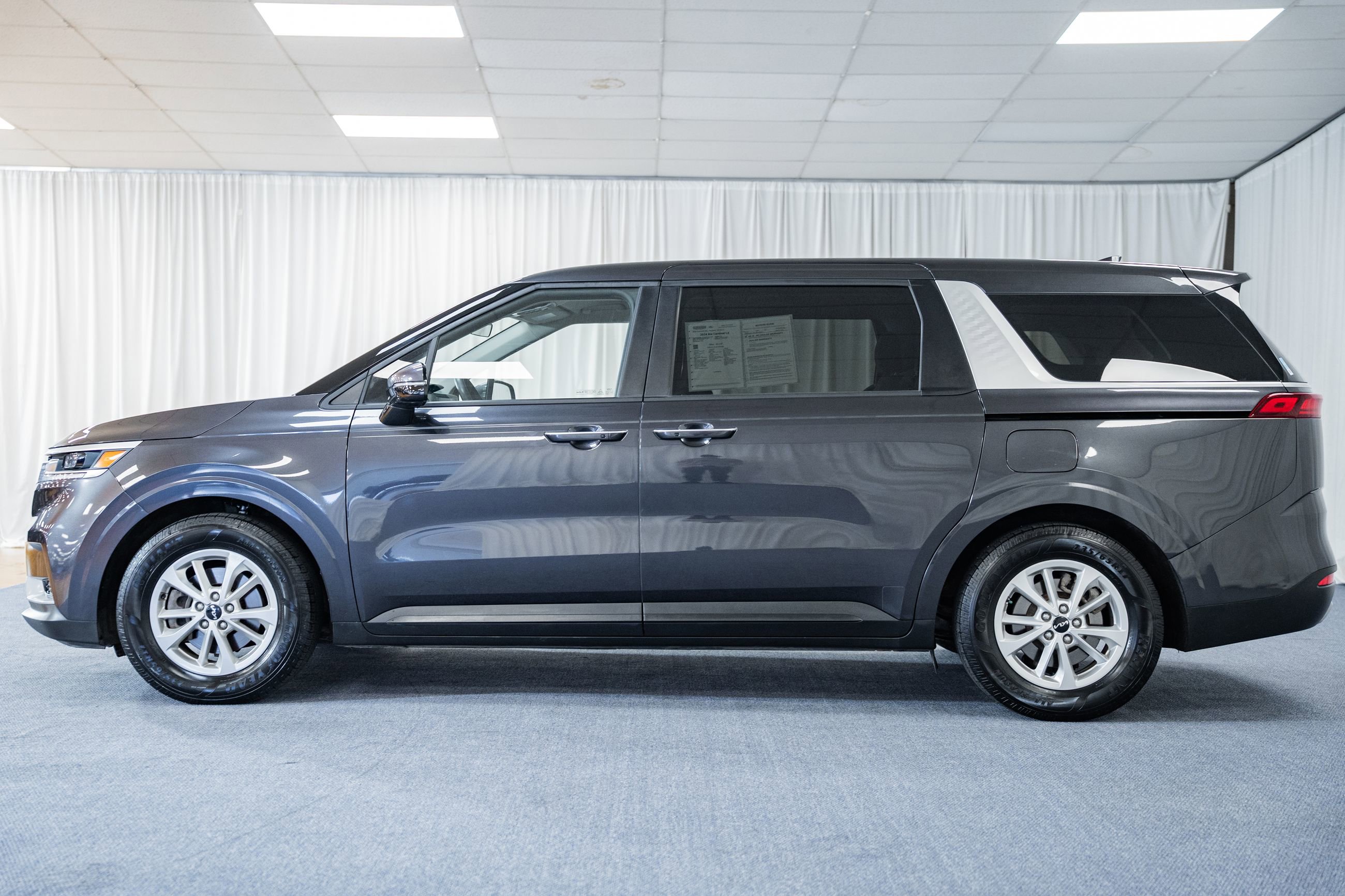 Used 2024 Kia Carnival LX image 5