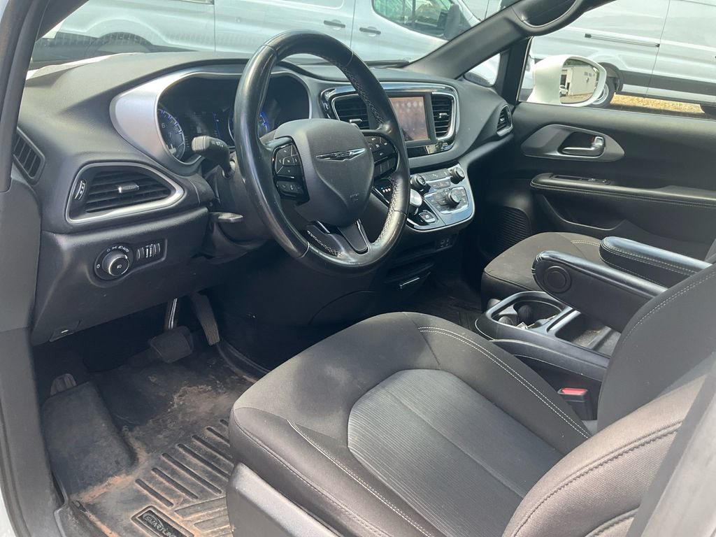 Used 2020 Chrysler Pacifica Touring w/ S Appearance Package FWD image 14