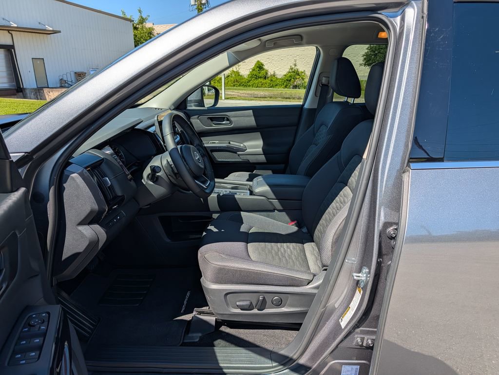 Used 2025 Nissan Pathfinder SV FWD image 18