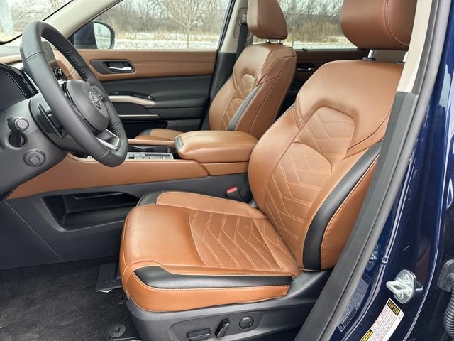 Used 2024 Nissan Pathfinder Platinum w/ Lighting Package (N92) FWD image 21