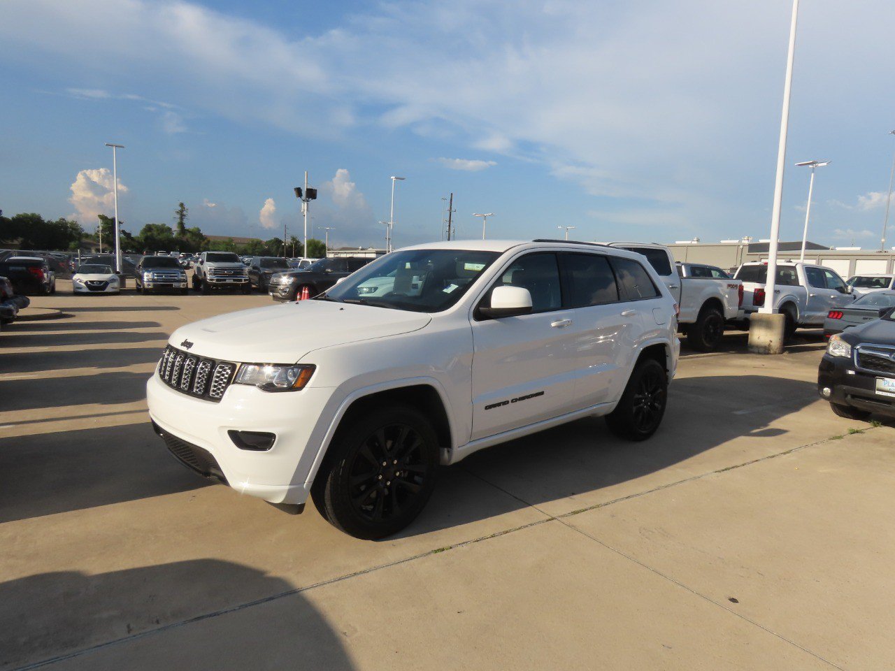 Used 2018 Jeep Grand Cherokee Altitude AWD/4WD image 2