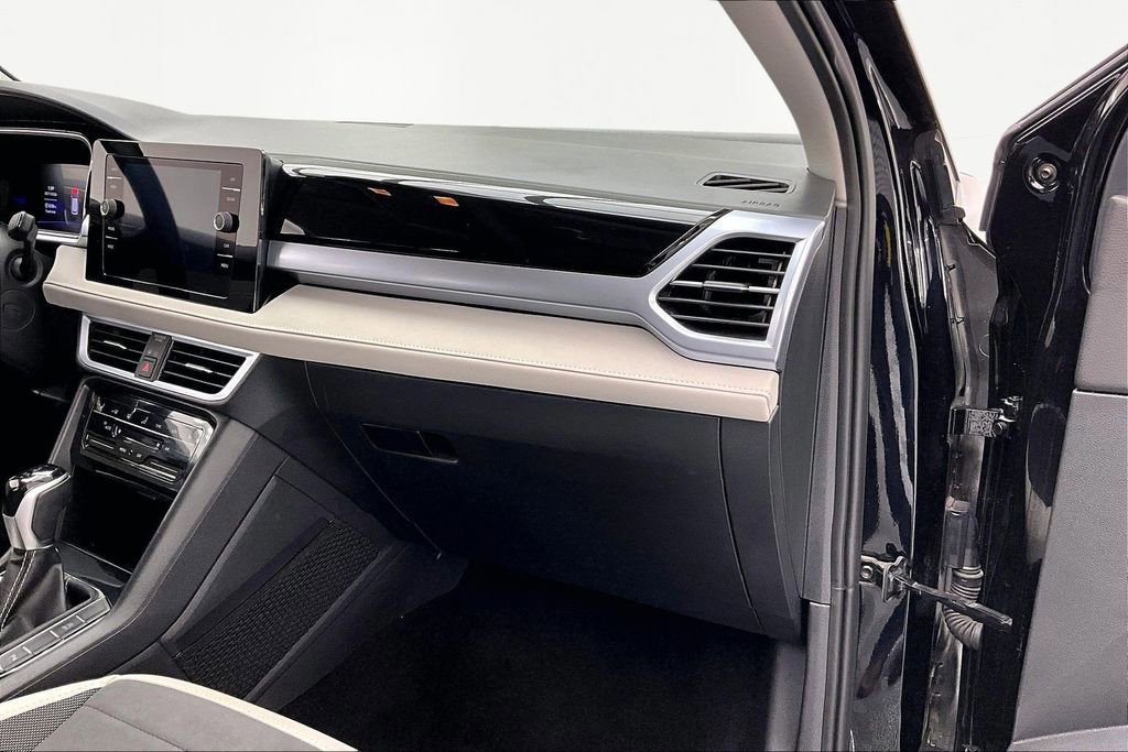 Used 2025 Volkswagen Taos SE image 17