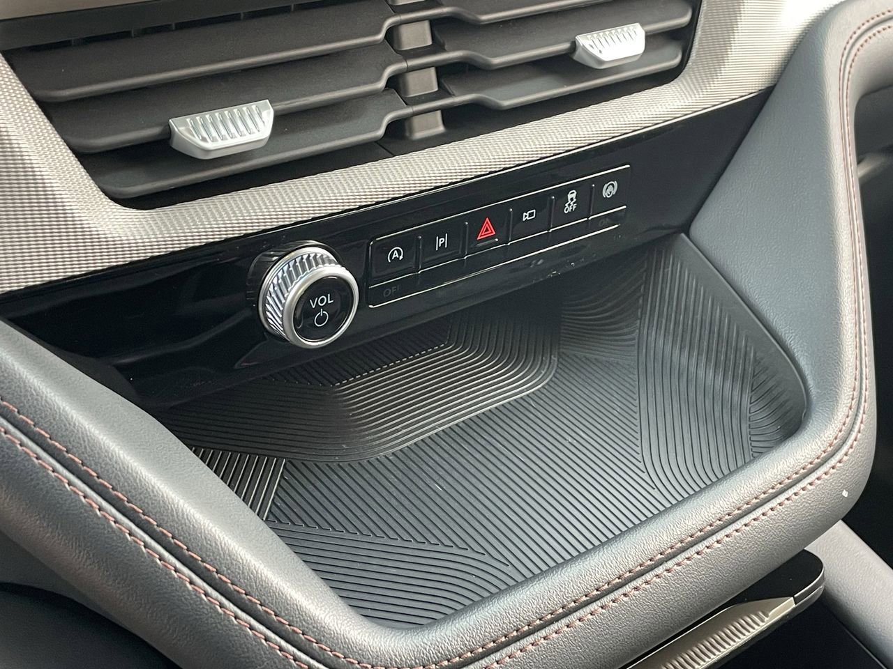 Certified 2025 Ford Explorer Active image 30