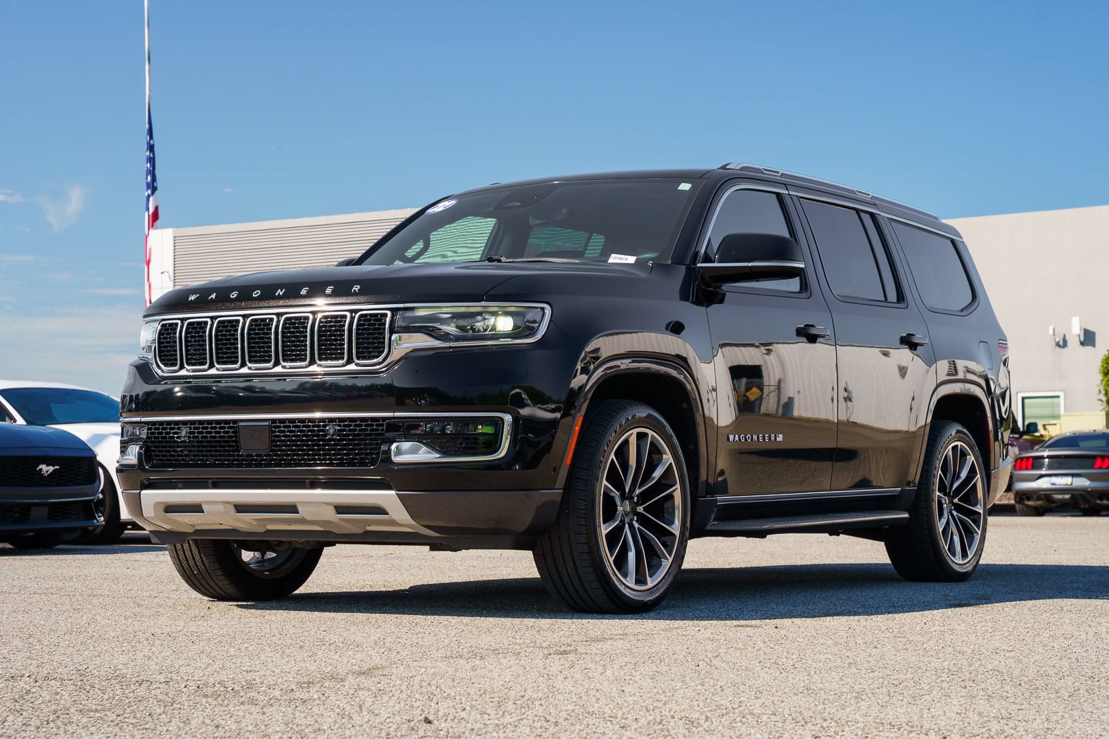 Used 2022 Jeep Wagoneer Series II w/ Premium Group I AWD/4WD image 3