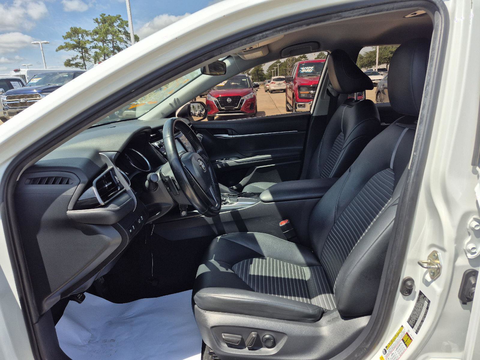 Used 2019 Toyota Camry SE FWD image 2