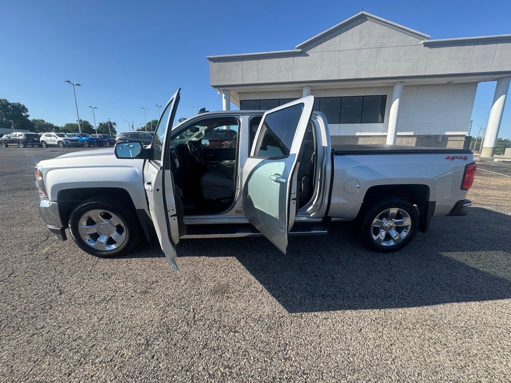 Used 2018 Chevrolet Silverado 1500 LT w/ LT Eassist Package AWD/4WD image 3