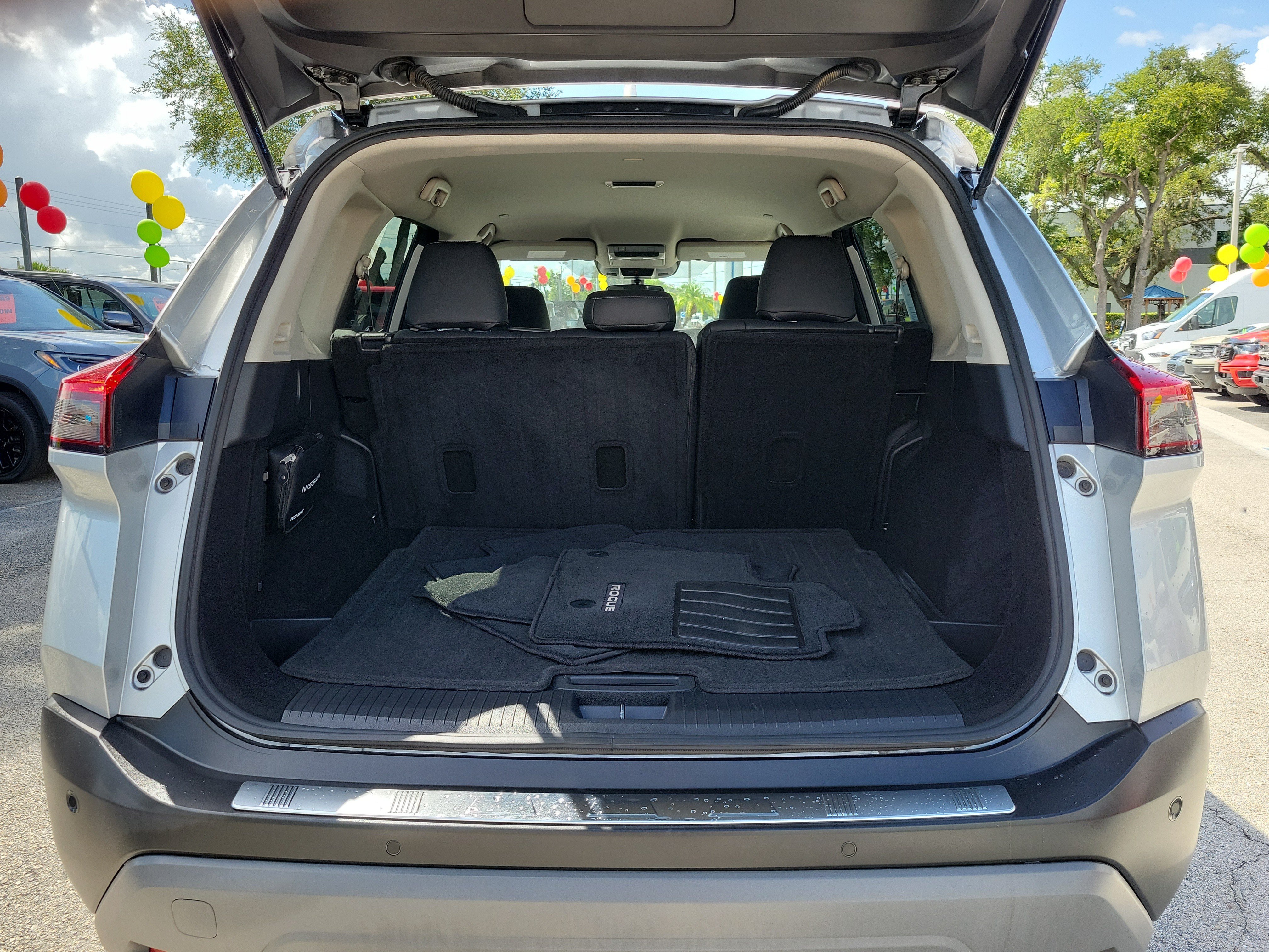 Used 2023 Nissan Rogue SV FWD image 10