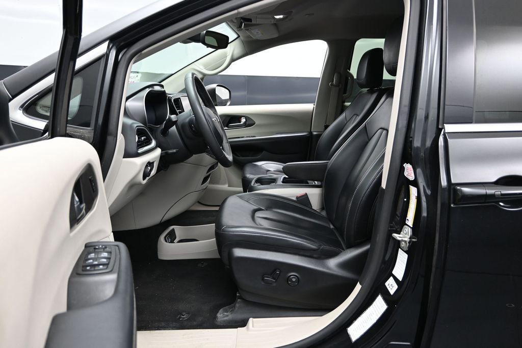 Used 2023 Chrysler Pacifica Touring-L FWD image 20