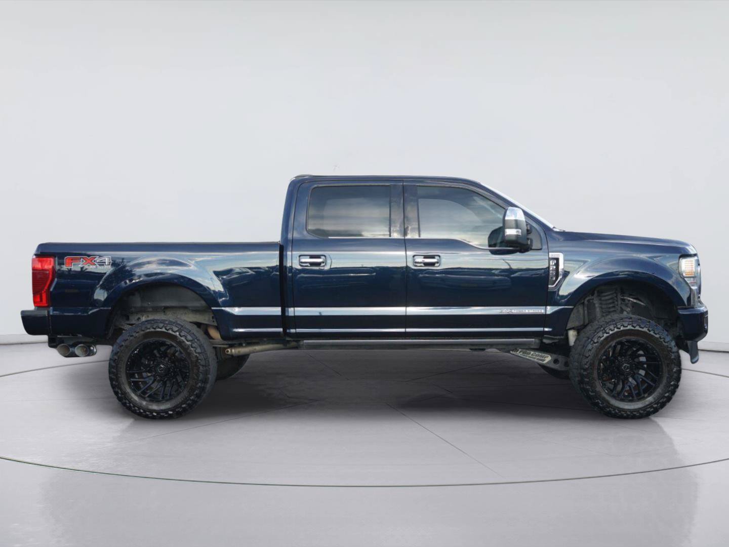 Certified 2022 Ford F250 Platinum w/ FX4 Off-Road Package AWD/4WD image 5