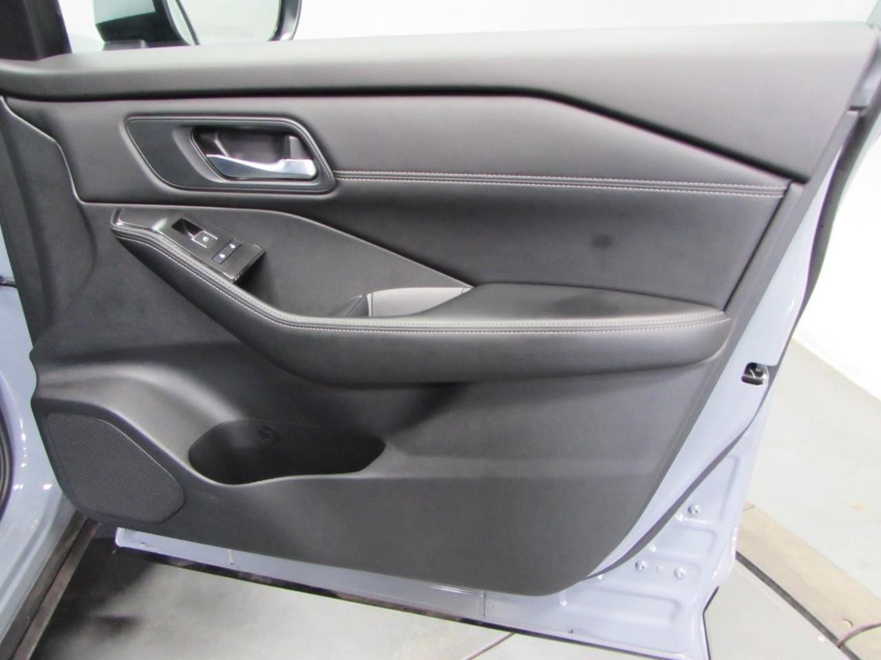 Used 2025 Nissan Rogue SL w/ Tech Package AWD/4WD image 16
