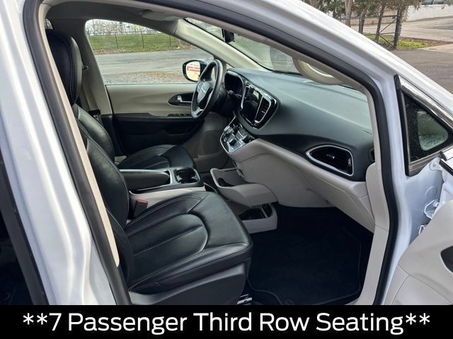 Used 2024 Chrysler Pacifica Touring-L FWD image 14