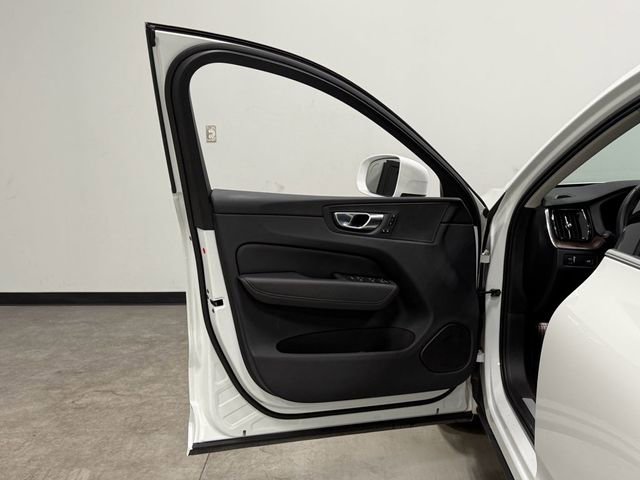 Used 2022 Volvo XC60 B5 Momentum AWD/4WD image 13