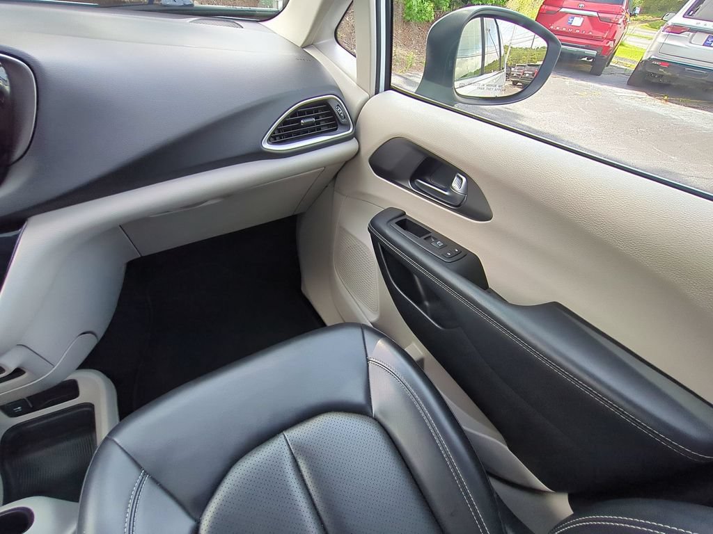 Used 2023 Chrysler Pacifica Touring-L FWD image 21