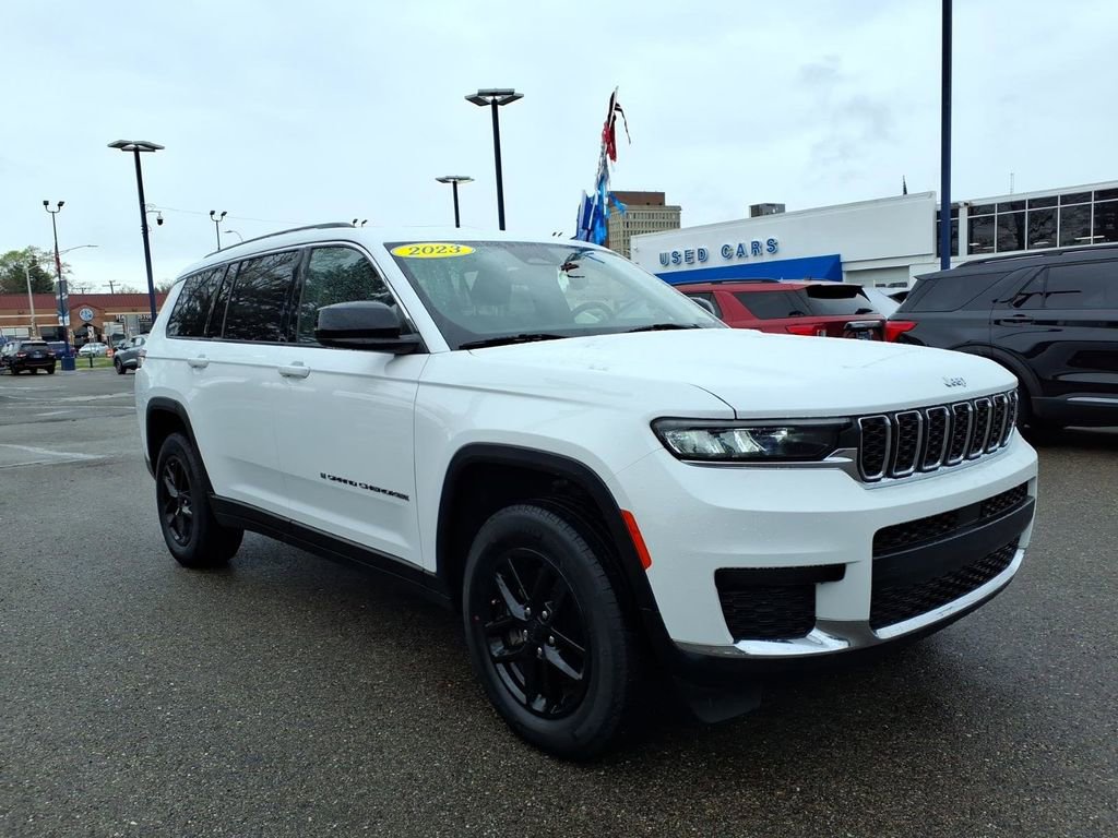 Used 2023 Jeep Grand Cherokee L Laredo w/ Luxury Tech Group I AWD/4WD image 3
