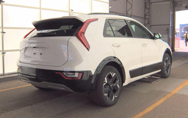 Used 2023 Kia Niro Wave w/ Wave Preserve Package FWD image 3