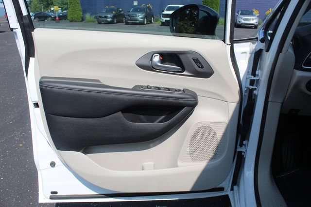 Used 2024 Chrysler Pacifica Touring-L FWD image 22