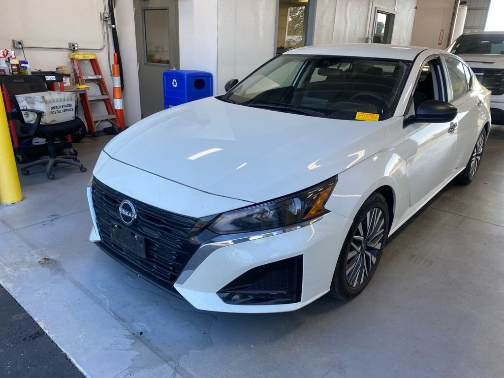Used 2024 Nissan Altima 2.5 SV FWD image 2
