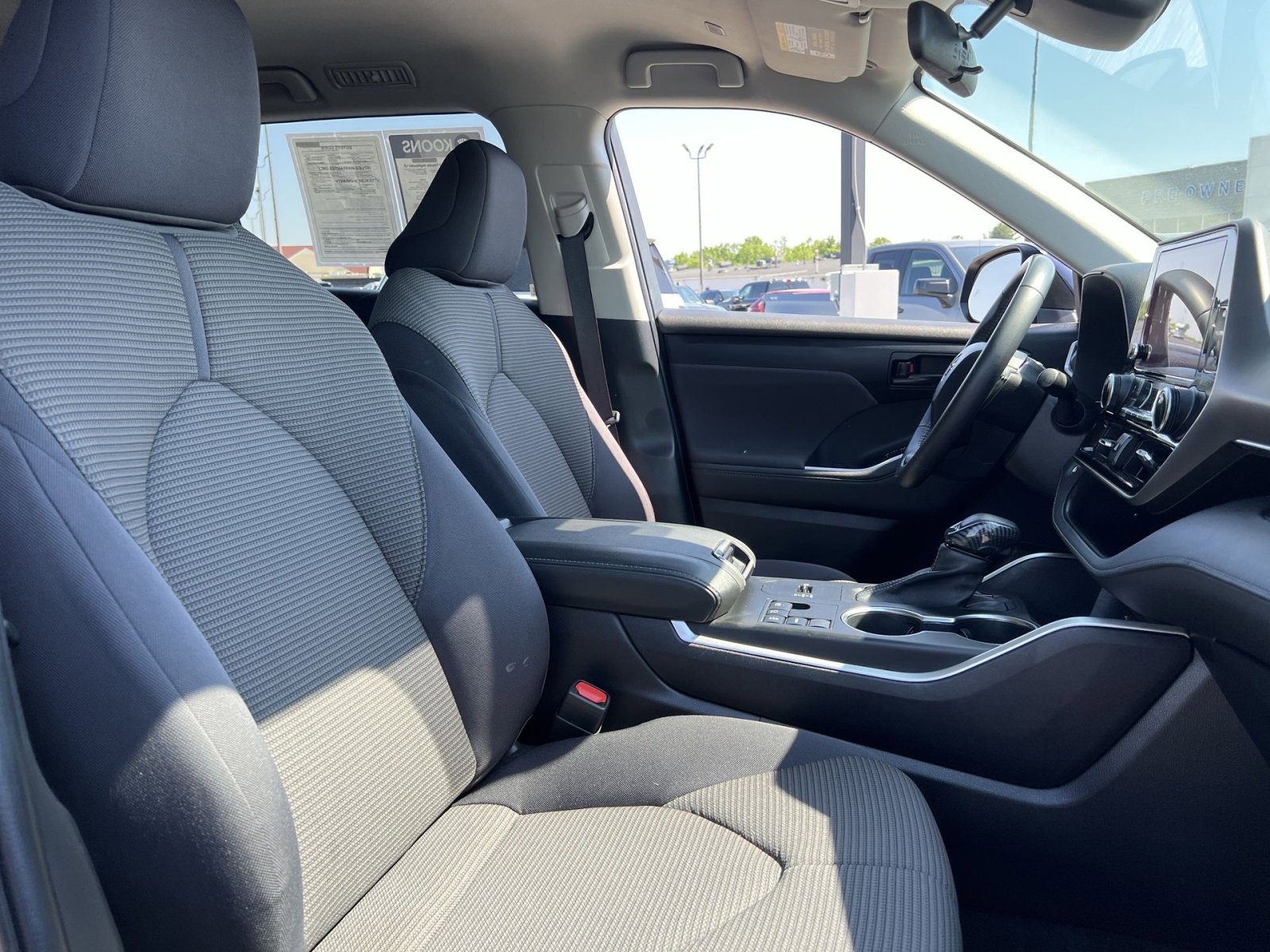 Used 2023 Toyota Highlander LE FWD image 34