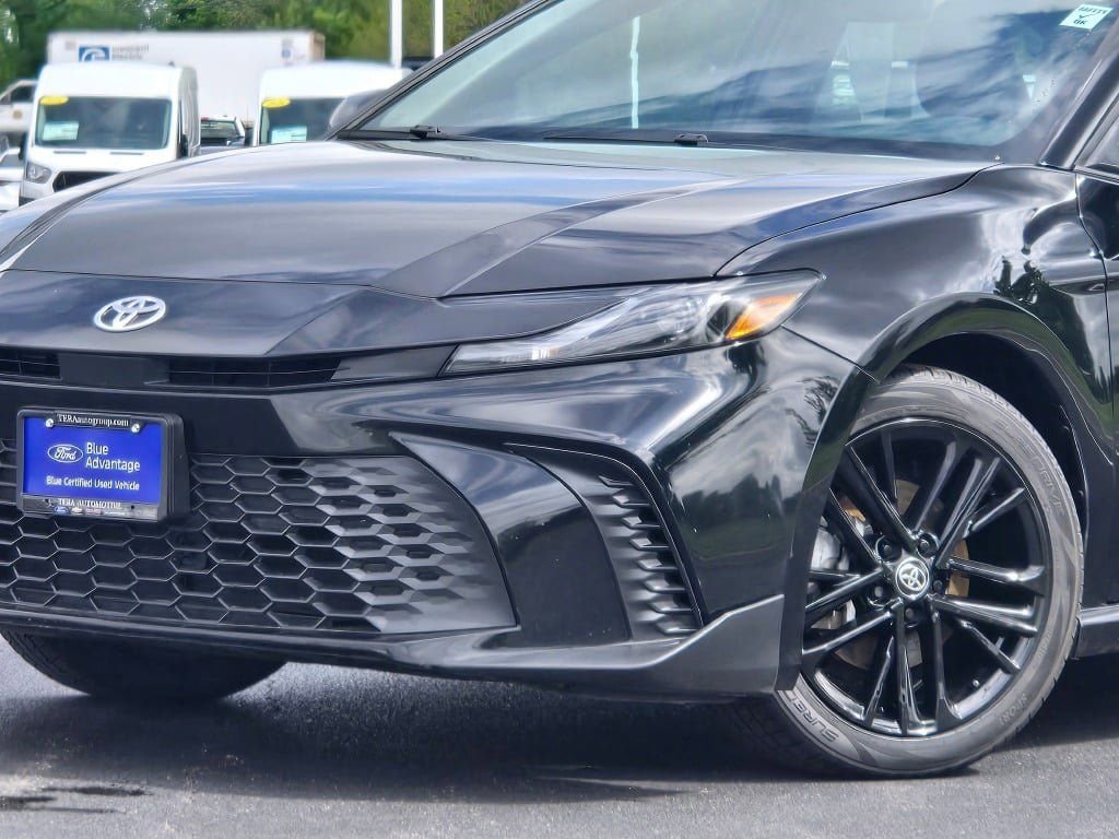 Used 2025 Toyota Camry SE FWD image 2