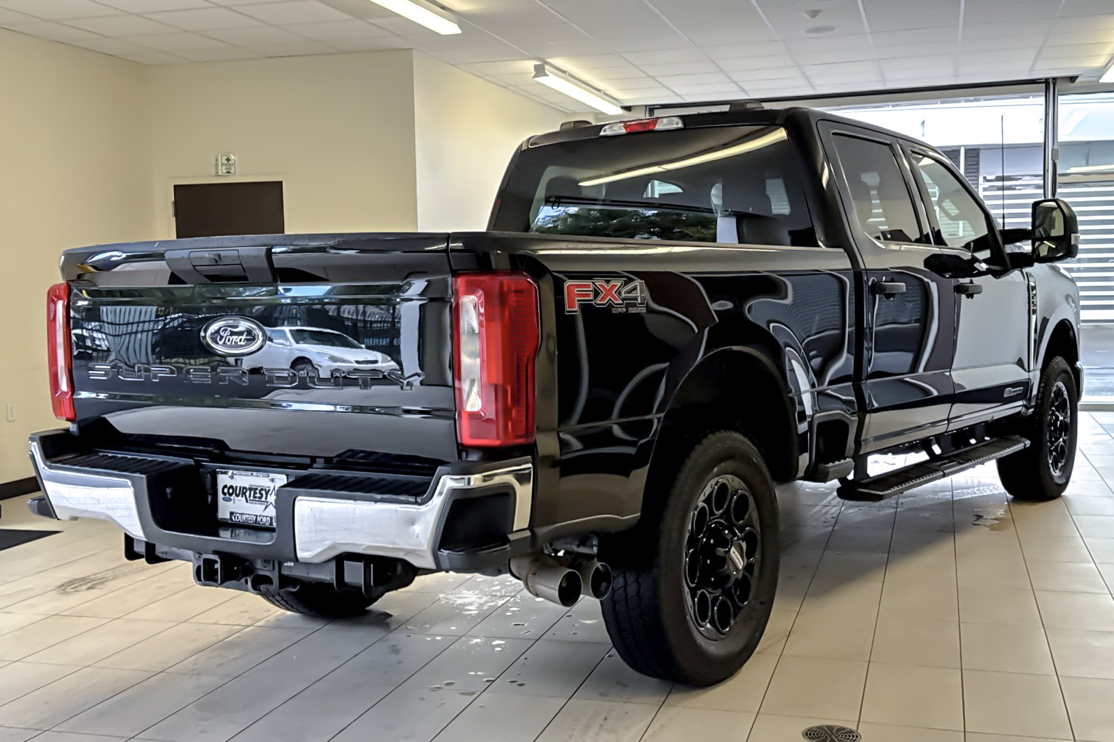 Certified 2024 Ford F350 Lariat w/ Lariat Ultimate Package AWD/4WD image 4