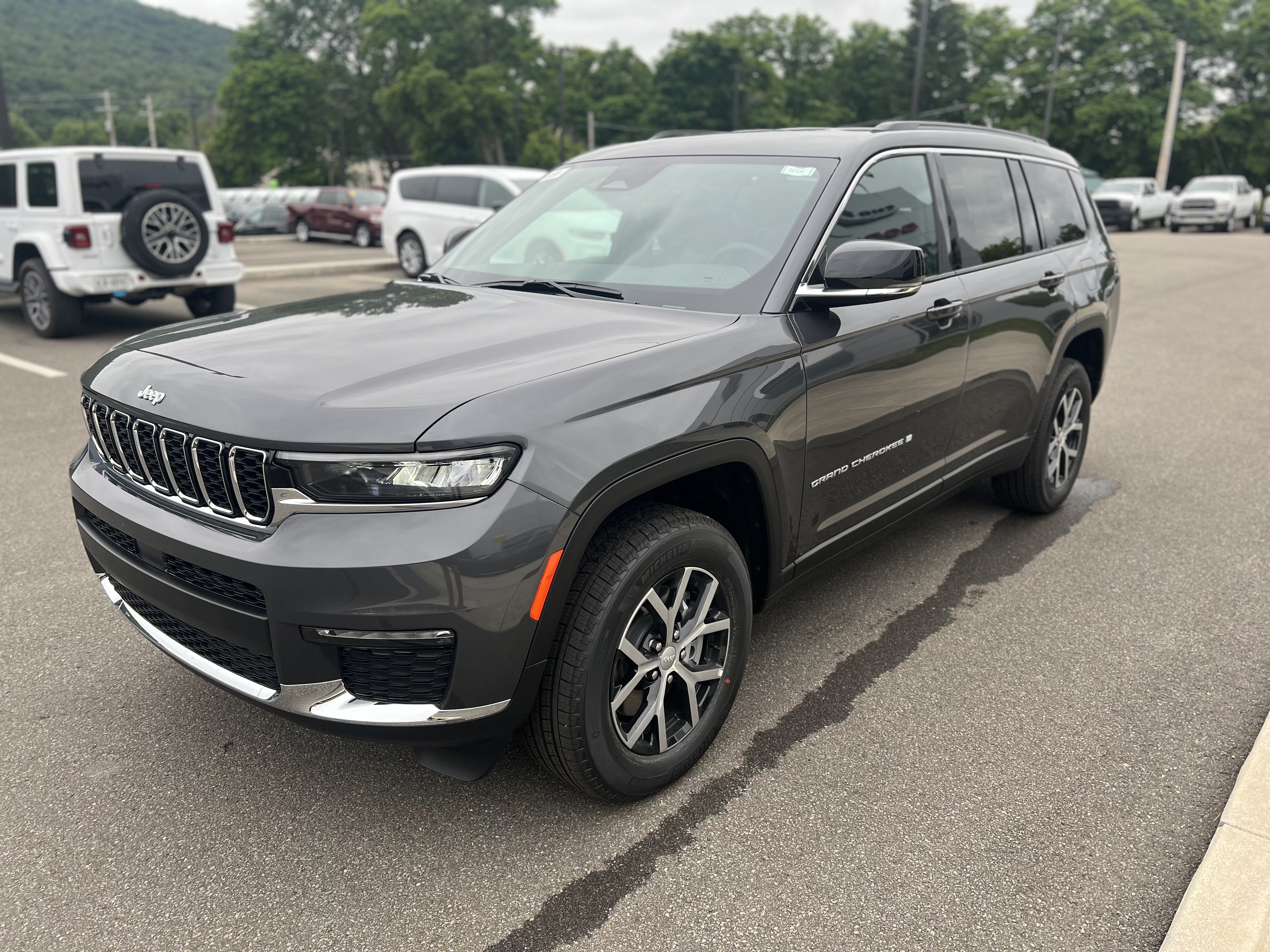 Used 2024 Jeep Grand Cherokee L Limited AWD/4WD image 7
