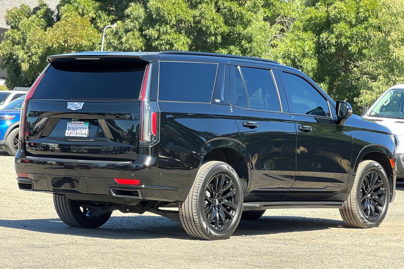 Used 2023 Cadillac Escalade Sport w/ LPO, ONYX Package AWD/4WD image 4