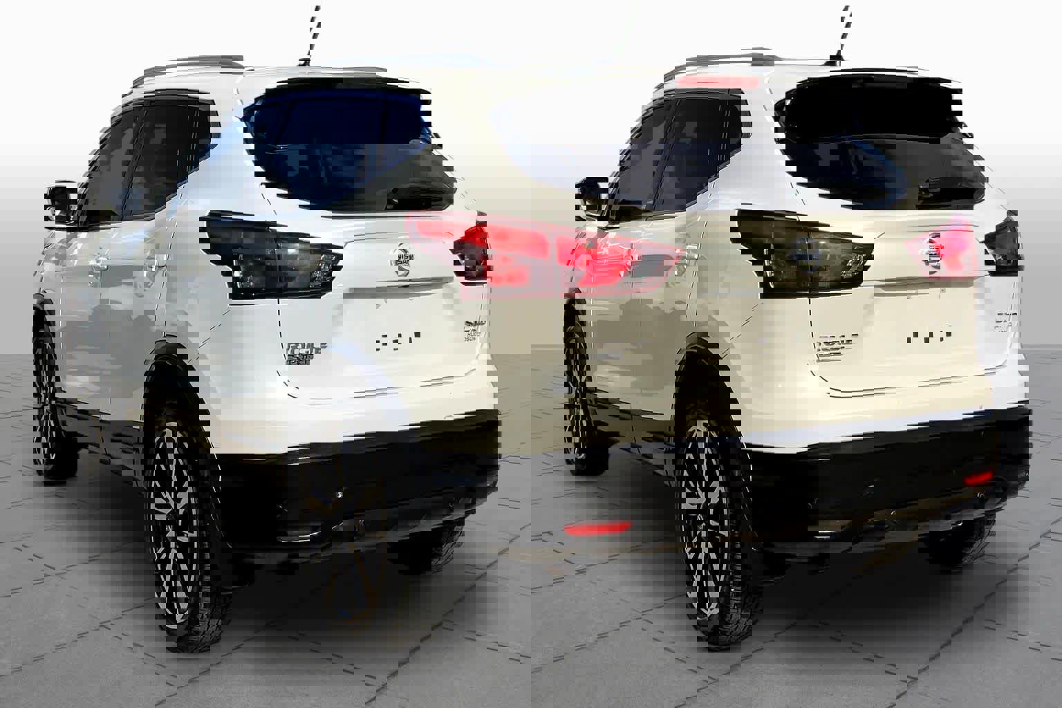 Used 2019 Nissan Rogue Sport SL w/ Premium Package image 2