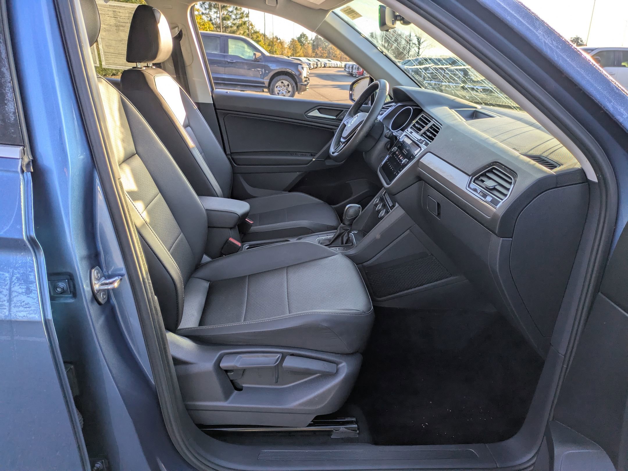 Used 2020 Volkswagen Tiguan SE image 36