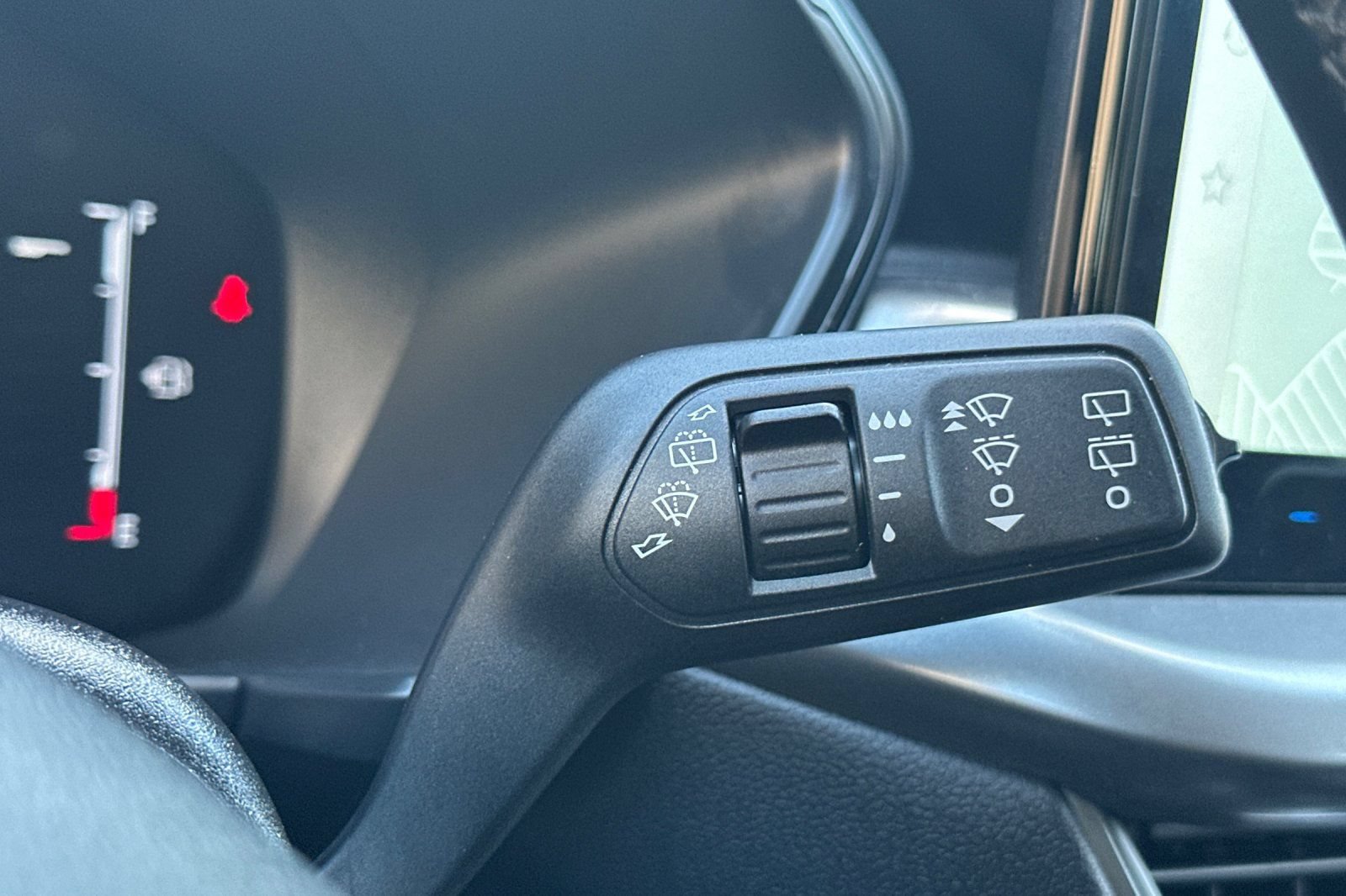 Certified 2025 Ford Escape SE FWD image 39