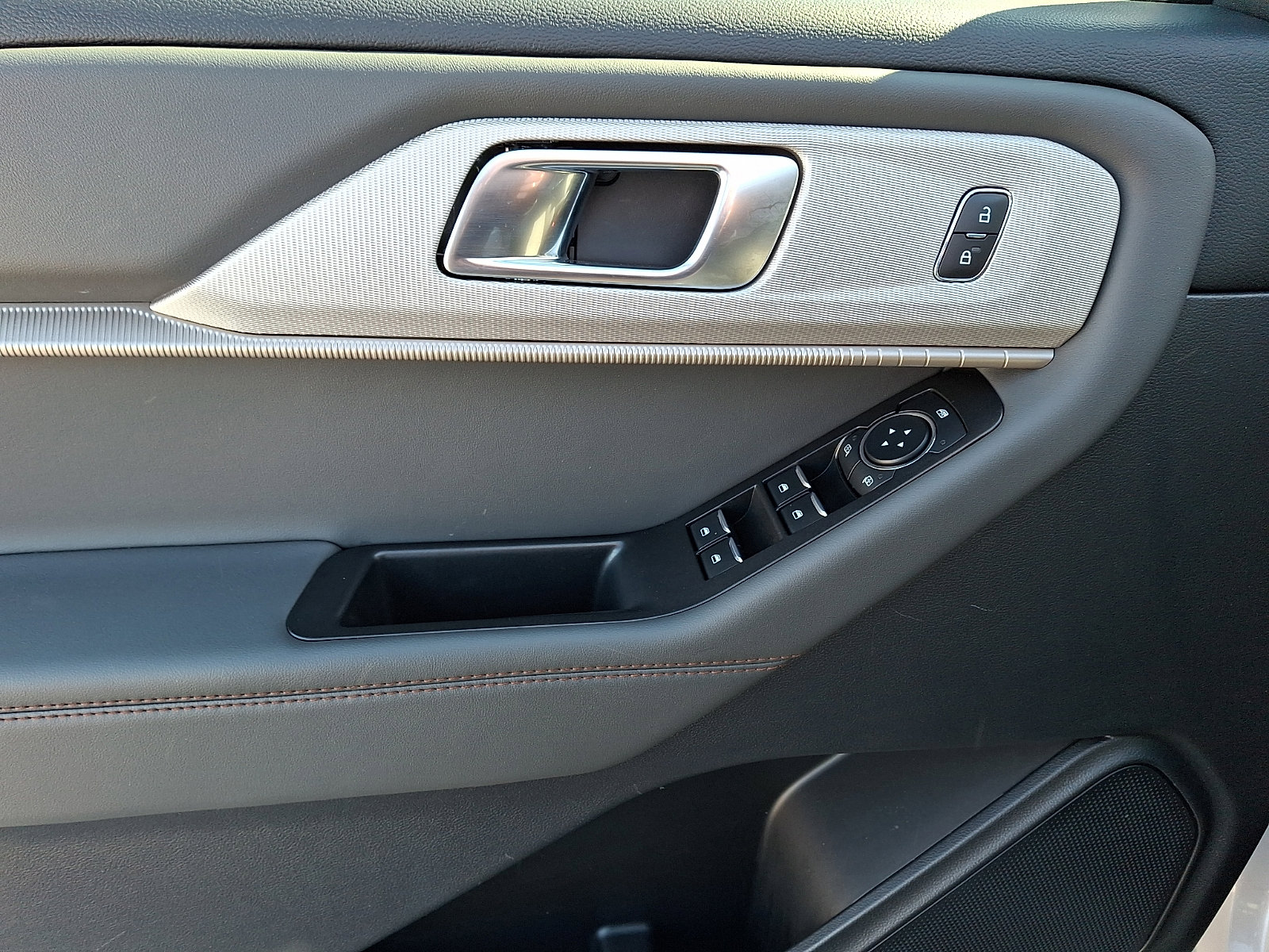 Certified 2025 Ford Explorer Active AWD/4WD image 15