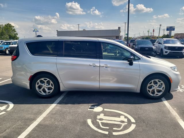 Used 2024 Chrysler Pacifica Limited FWD image 3