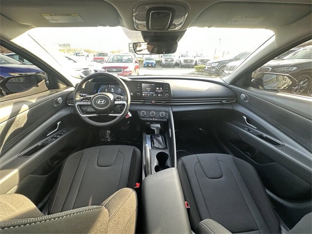 Used 2025 Hyundai Elantra SE image 17