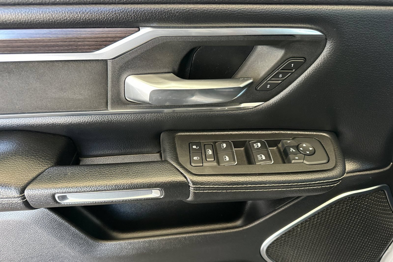 Used 2025 RAM 1500 Laramie AWD/4WD image 10